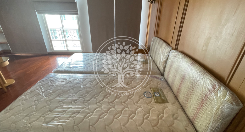For rent and for sale 4 bedrooms townhouse in Watthana, Bangkok