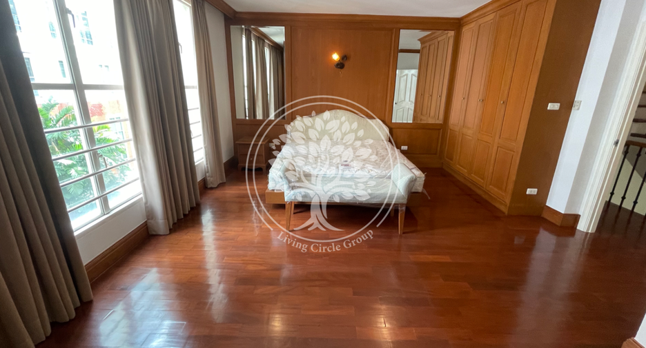 For rent and for sale 4 bedrooms townhouse in Watthana, Bangkok