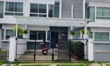 For sale 3 bedrooms townhouse in Watthana, Bangkok
