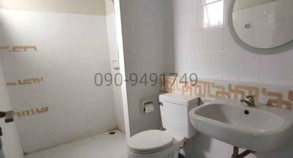 For sale 3 bedrooms townhouse in Watthana, Bangkok