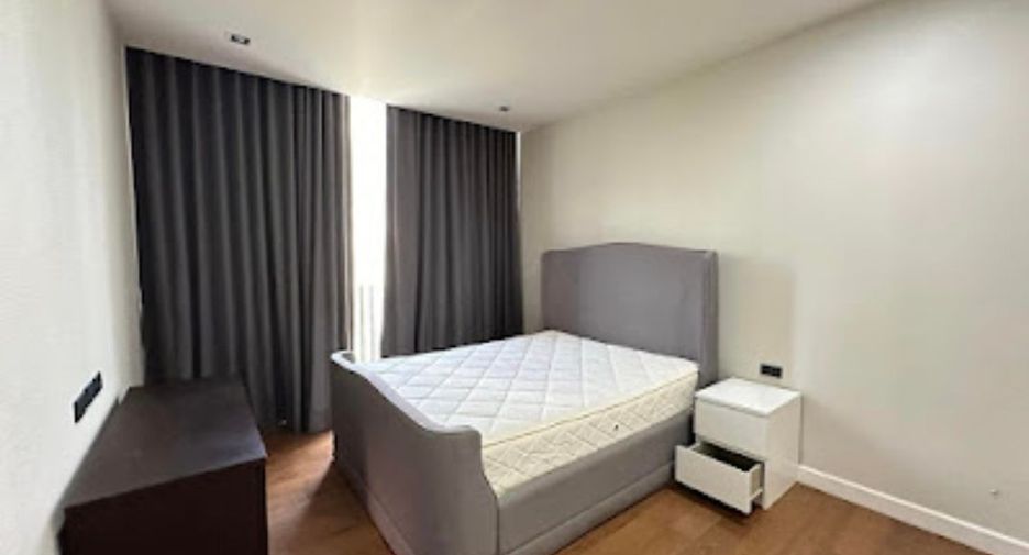 For rent 4 bedrooms house in Watthana, Bangkok