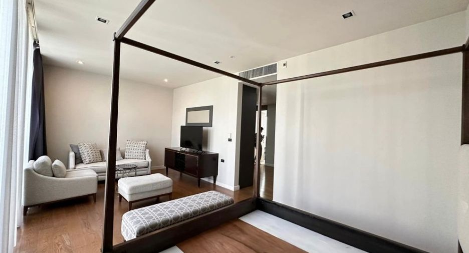 For rent 4 bedrooms house in Watthana, Bangkok