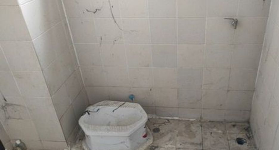 For sale 4 bedrooms retail Space in Mueang Sakon Nakhon, Sakon Nakhon