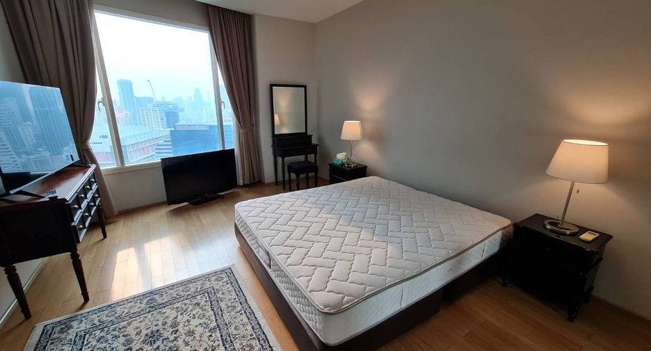 For rent 3 bedrooms condo in Khlong Toei, Bangkok