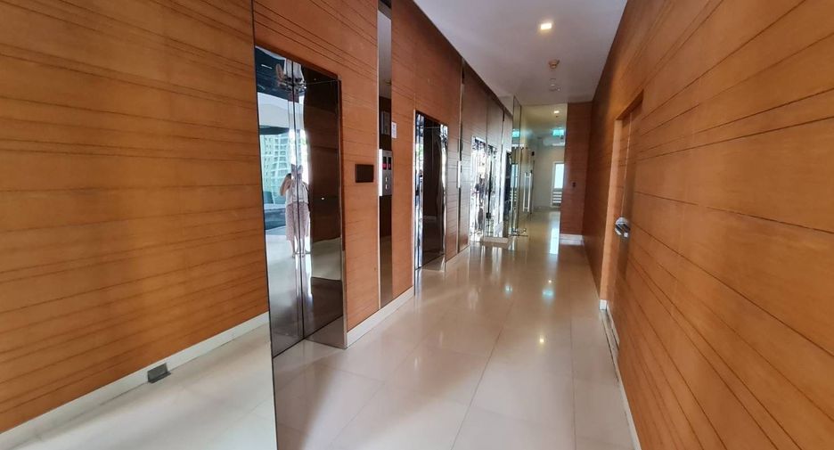 For rent 3 bedrooms condo in Khlong Toei, Bangkok