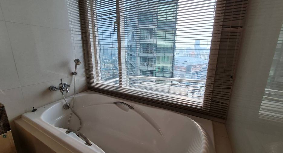 For rent 3 bedrooms condo in Khlong Toei, Bangkok