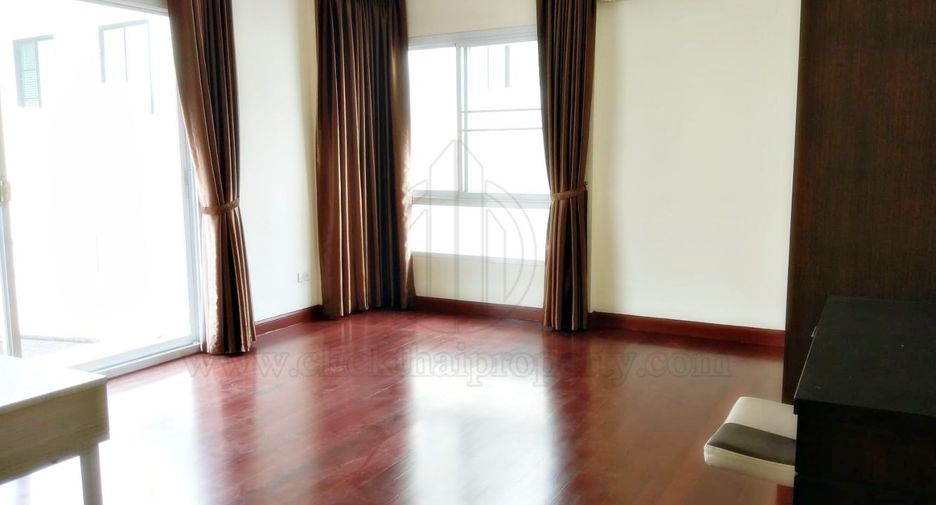 For rent 3 bedrooms house in Watthana, Bangkok