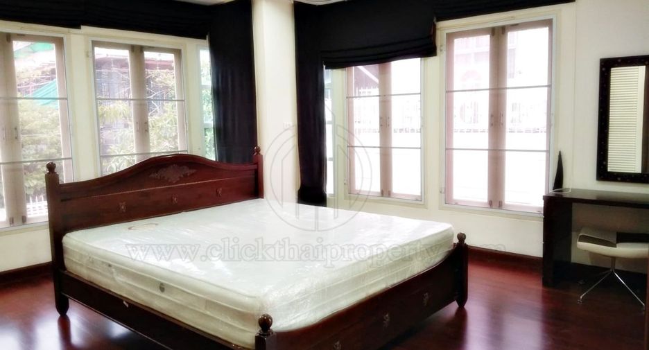 For rent 3 bedrooms house in Watthana, Bangkok