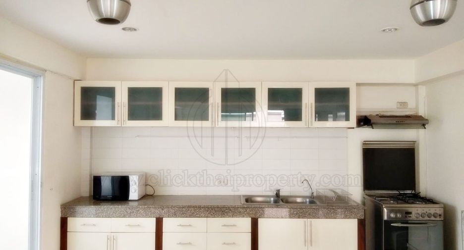 For rent 3 bedrooms house in Watthana, Bangkok
