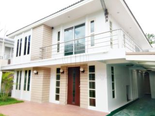 For rent 3 bedrooms house in Watthana, Bangkok