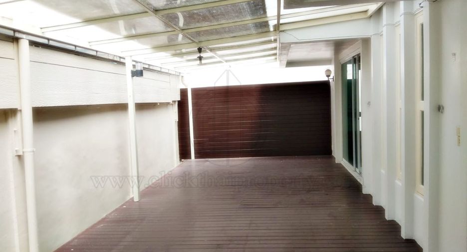 For rent 3 bedrooms house in Watthana, Bangkok