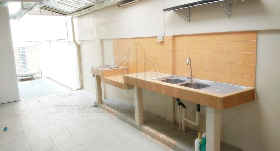 For rent 3 bedrooms house in Watthana, Bangkok