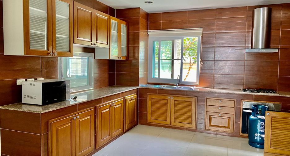 For rent 4 bedrooms villa in Bang Lamung, Chonburi