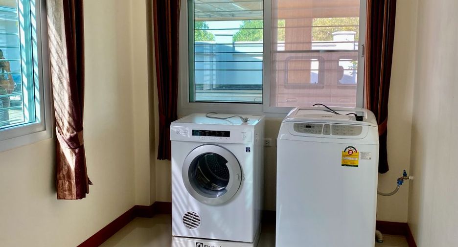 For rent 4 bedrooms villa in Bang Lamung, Chonburi