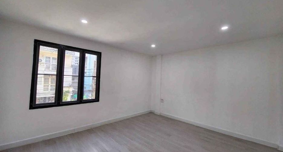 For sale 4 bed townhouse in Phra Khanong, Bangkok