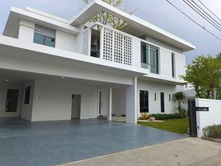 Casa en alquiler de 4 habitaciones en Bang Phli, Samut Prakan