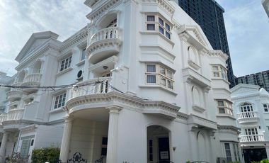 Casa adosada en alquiler de 4 habitaciones en Phra Khanong, Bangkok