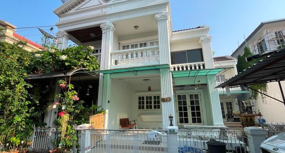 For rent 3 bed townhouse in Phra Khanong, Bangkok