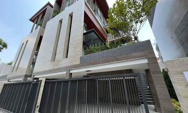 Casa en alquiler y en venta de 5 habitaciones en Yan Nawa, Bangkok