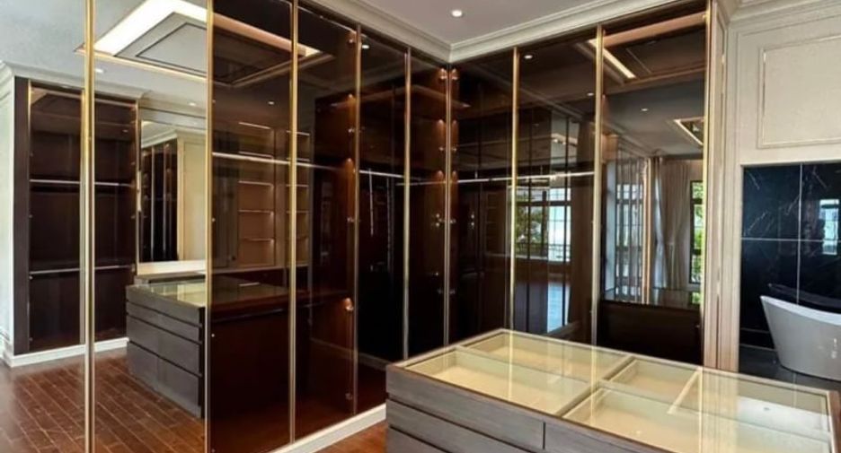 For sale 4 bedrooms house in Thawi Watthana, Bangkok