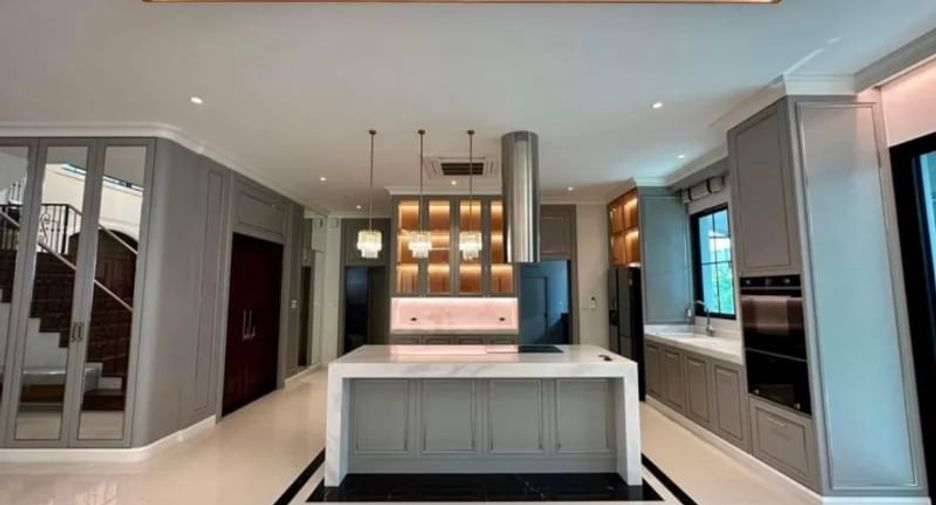 For sale 4 bedrooms house in Thawi Watthana, Bangkok