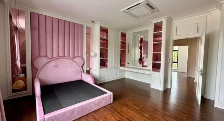 For sale 4 bedrooms house in Thawi Watthana, Bangkok