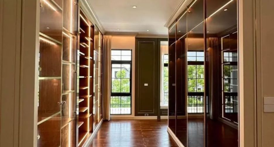 For sale 4 bedrooms house in Thawi Watthana, Bangkok