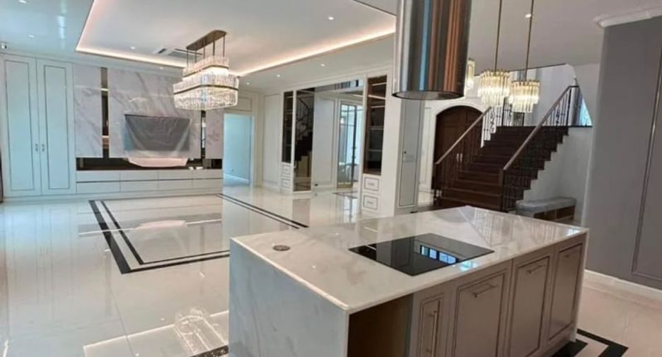 For sale 4 bedrooms house in Thawi Watthana, Bangkok