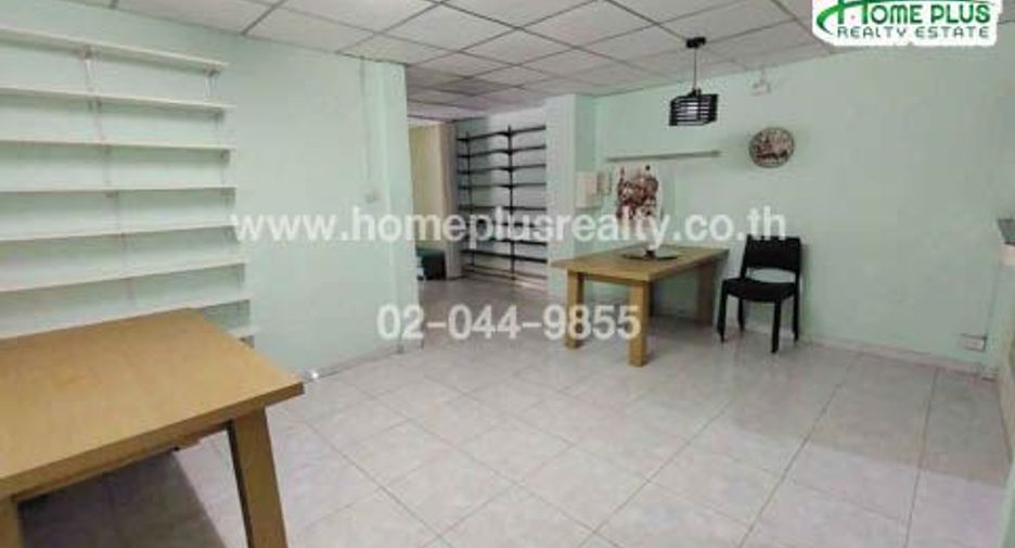 À vendre 3 chambres maison de ville à Min Buri, Bangkok