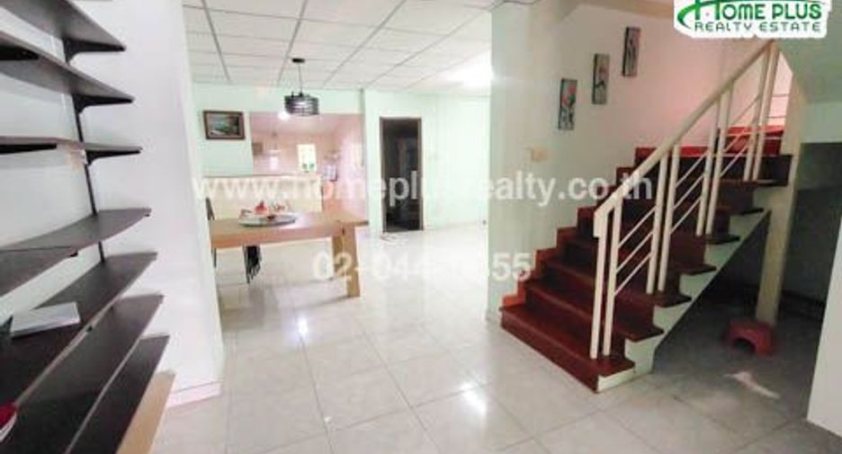 À vendre 3 chambres maison de ville à Min Buri, Bangkok