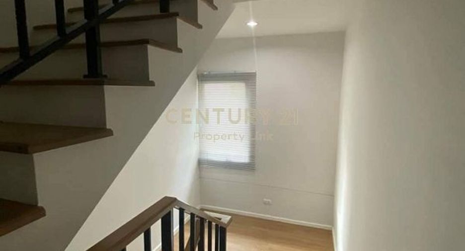 For rent and for sale 3 bed townhouse in Saphan Sung, Bangkok
