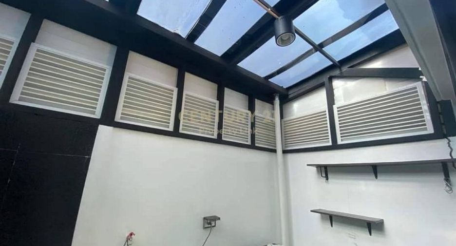 For rent and for sale 3 bedrooms townhouse in Saphan Sung, Bangkok