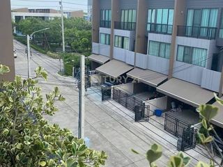 For rent and for sale 3 bedrooms townhouse in Saphan Sung, Bangkok