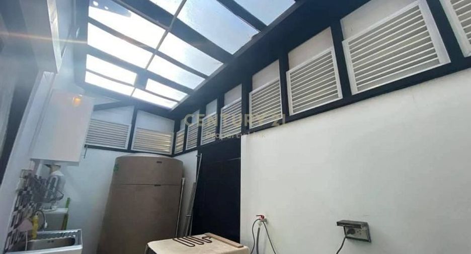 For rent and for sale 3 bedrooms townhouse in Saphan Sung, Bangkok