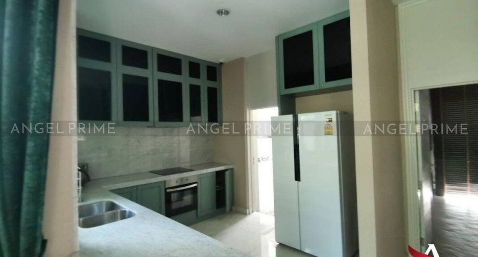 For rent そして for sale 4 Beds house in Phra Khanong, Bangkok