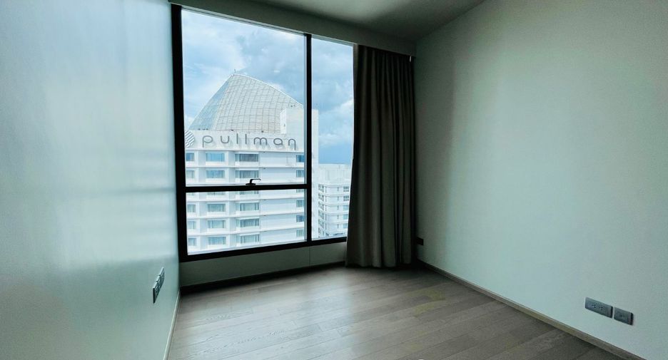 For sale 3 bedrooms condo in Khlong Toei, Bangkok