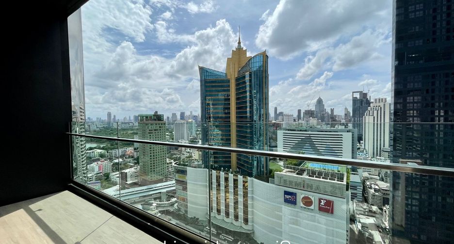 For sale 3 bedrooms condo in Khlong Toei, Bangkok