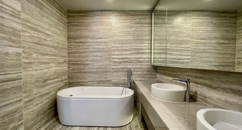 For sale 3 bedrooms condo in Khlong Toei, Bangkok