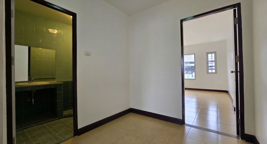 For sale 2 bedrooms townhouse in Khlong Sam Wa, Bangkok