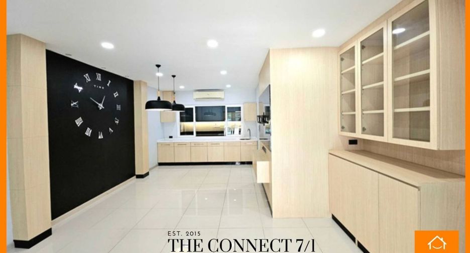 For sale 5 bedrooms townhouse in Don Mueang, Bangkok