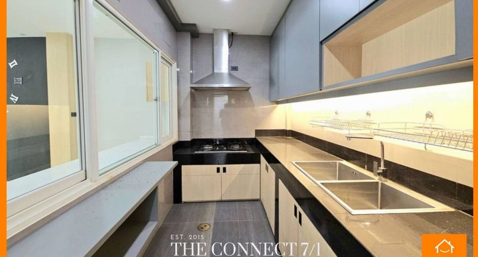 For sale 5 bedrooms townhouse in Don Mueang, Bangkok