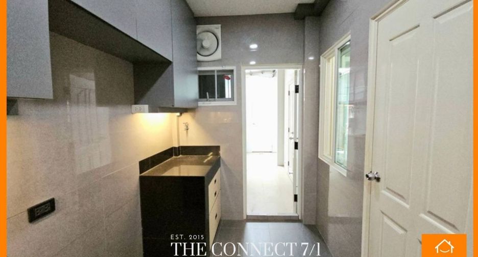 For sale 5 bedrooms townhouse in Don Mueang, Bangkok