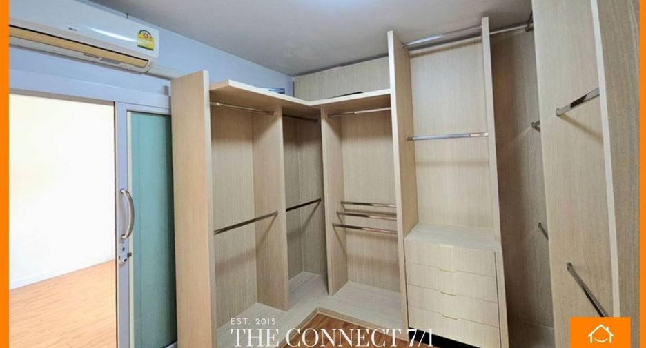 For sale 5 bedrooms townhouse in Don Mueang, Bangkok