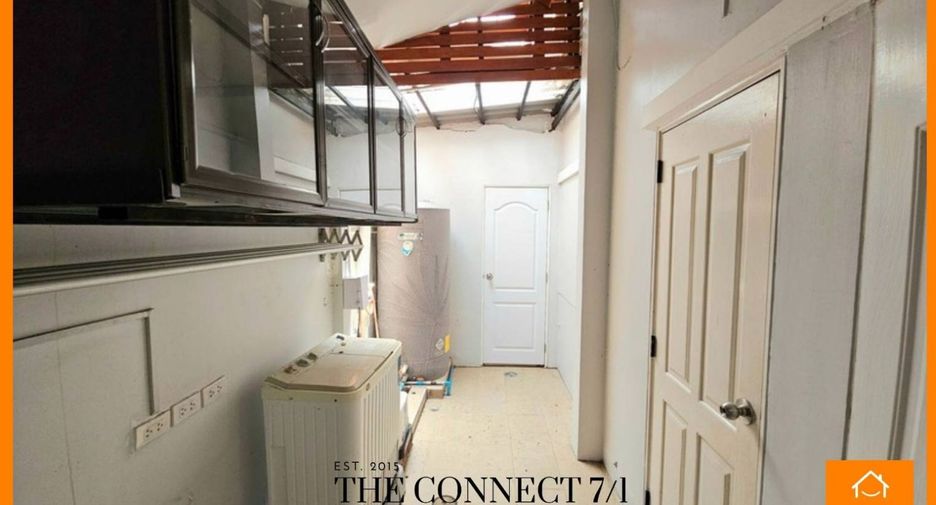 For sale 5 bedrooms townhouse in Don Mueang, Bangkok