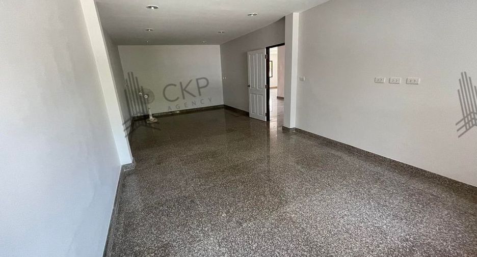 Casa en alquiler y en venta de 3 habitaciones en Nakhon Chai Si, Nakhon Pathom