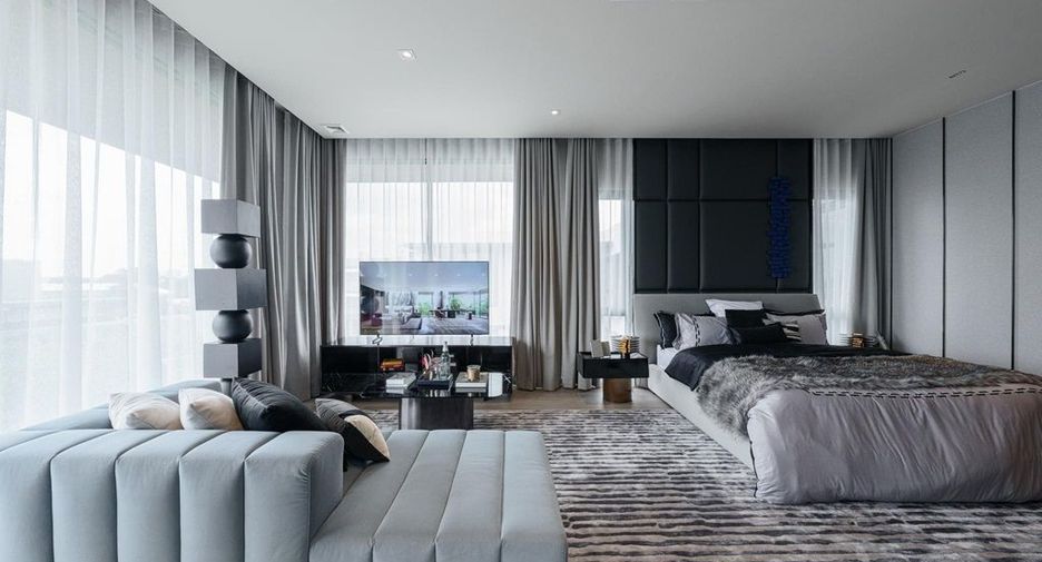 For sale 4 Beds condo in Huai Khwang, Bangkok