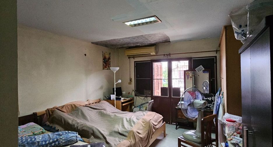 For sale 4 bed townhouse in Krathum Baen, Samut Sakhon