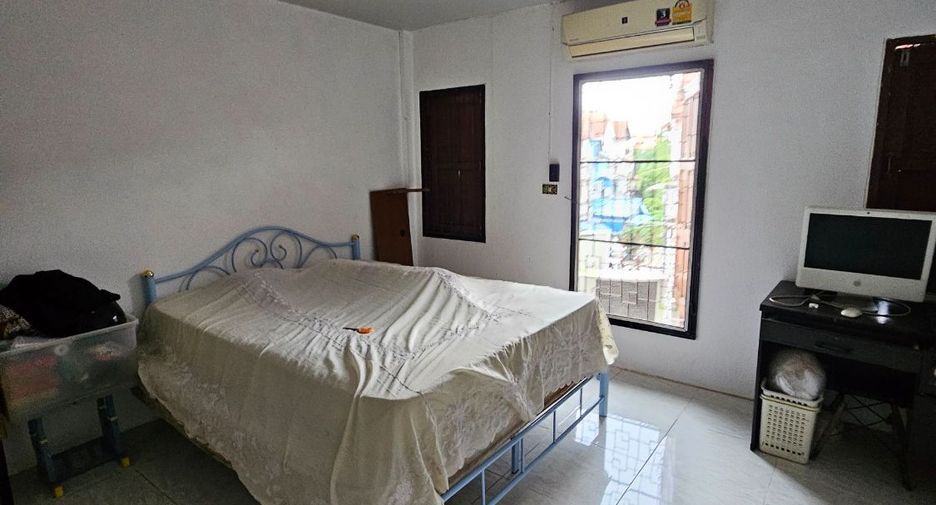 For sale 4 bed townhouse in Krathum Baen, Samut Sakhon