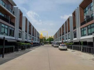 For rent 3 bed townhouse in Suan Luang, Bangkok