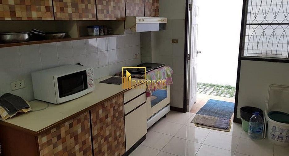 Reihenhaus zur Miete mit 4 Zimmer in Khlong Toei, Bangkok
